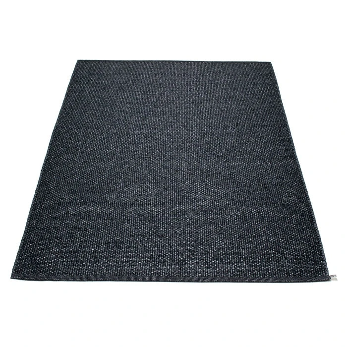 Svea Rug Black Metallic/Black, 140x220 Cm 1 Svea Rug Black Metallic/Black, 140x220 Cm