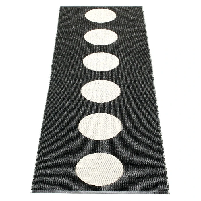 Vera Rug 70x375 Cm, Black/Vanilla 1 Vera Rug 70x375 Cm, Black/Vanilla
